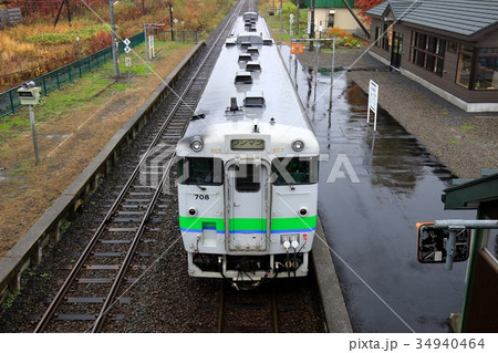 雨の比布駅にて、発車前の普通列車。 34940464
