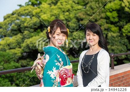 振袖を着た女性と家族 振袖を着た女性と家族 34941226