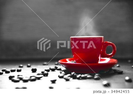 Red cup coffee with smoke and coffee bean on wood  34942455