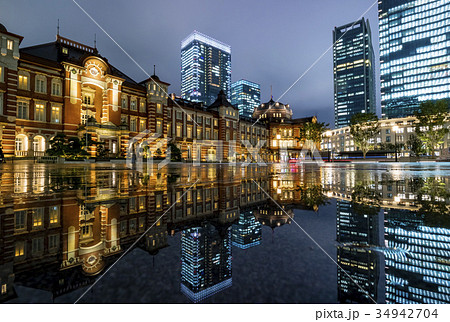 東京駅 丸の内 雨上がりの夜景とリフレクションの写真素材