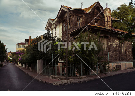 Abandoned house with broken windows. 34946232
