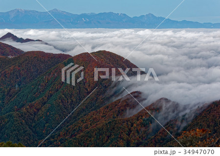 三ツ峠から見る滝雲流れる御坂峠と南アルプスの山並み 34947070