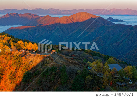 三ツ峠から見る夜明けの御坂山地と南アルプス 34947071