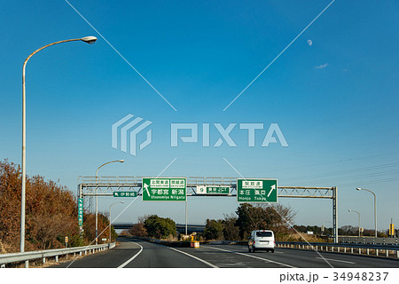 初冬の高速道路 標識 藤岡ジャンクションを走行中 初冬の高速道路 標識 藤岡ジャンクションを走行中 34948237