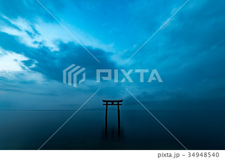 琵琶湖に浮かぶ白髭神社の大鳥居 34948540