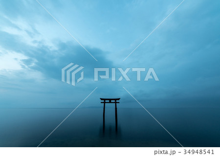 琵琶湖に浮かぶ白髭神社の大鳥居 34948541