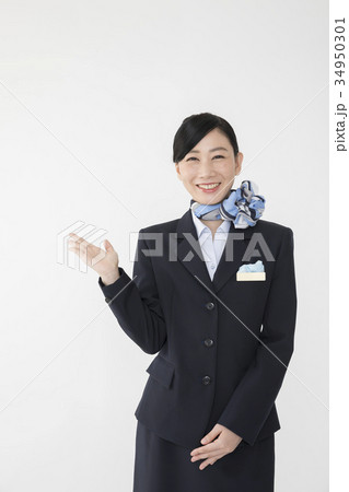 紹介案内をするCA　キャビンアテンダント 34950301
