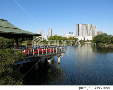 浜離宮恩賜庭園の中島の御茶屋と潮入の池の写真素材