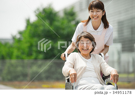 介護 病院 介護士 車椅子 医療イメージ 34951178