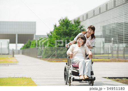 介護 病院 介護士 車椅子 医療イメージ 34951180