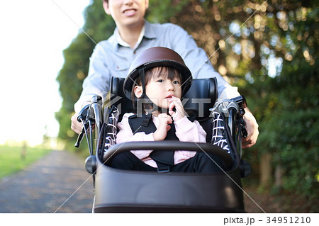 自転車 子供 送迎 送り 迎え 二人乗り 電動アシスト自転車 二人乗り パパ 父親 ファミリー の写真素材