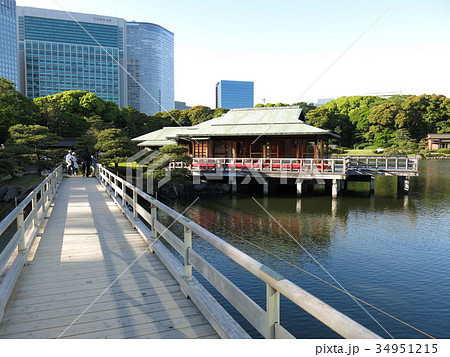 浜離宮恩賜庭園の中島の御茶屋とお伝い橋 浜離宮恩賜庭園の中島の御茶屋とお伝い橋 34951215