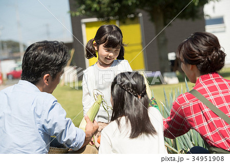 家族 農業 野菜 畑 子供 ファミリー イメージ 34951908