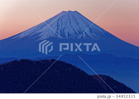金峰山・鷹見岩から見る夜明けの富士山 金峰山・鷹見岩から見る夜明けの富士山 34952315