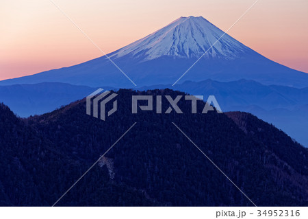 金峰山・鷹見岩から見る夜明けの富士山 金峰山・鷹見岩から見る夜明けの富士山 34952316