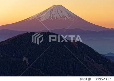 金峰山・鷹見岩から見る夜明けの富士山 金峰山・鷹見岩から見る夜明けの富士山 34952317