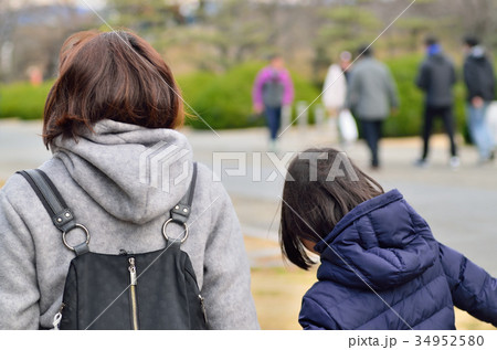 親子の後姿 34952580