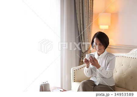 女性　ミドル　スマホ　メール 34953589