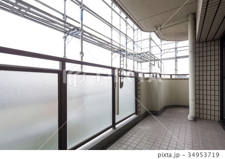 室内から見る改修工事の足場 34953719