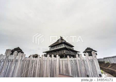 吉野ケ里遺跡板塀越しに主祭殿を見る 34954171