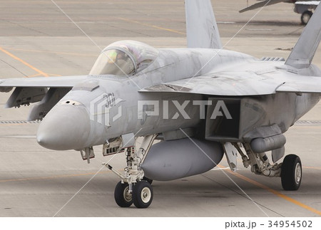 飛行場を地上滑走する米海軍の空母艦載機F/A-18Eスーパーホーネット戦闘攻撃機 34954502