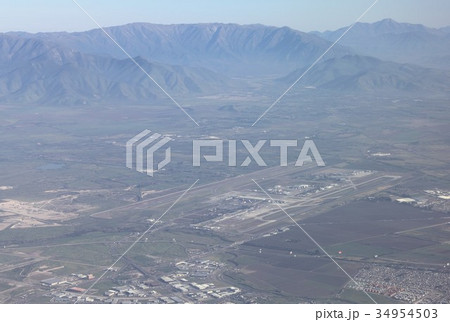 南米チリの首都サンチアゴ郊外にあるサンチアゴ国際空港を上空から見る 34954503