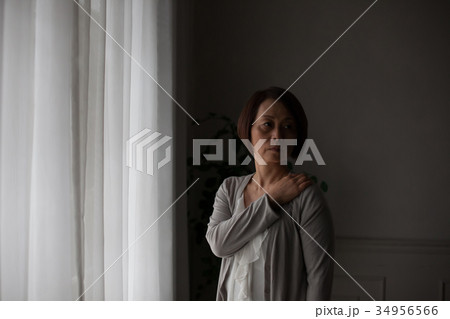 ミドル　女性　肩こり 34956566