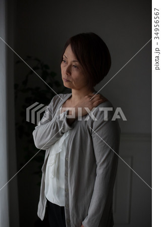 ミドル　女性　肩こり 34956567