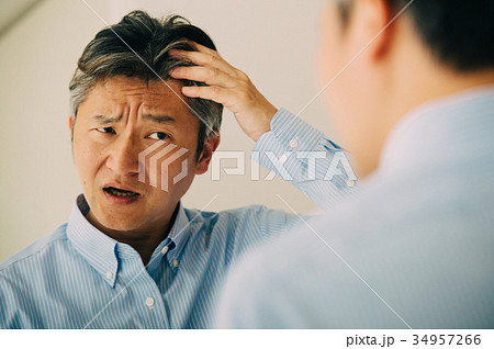 抜け毛を気にするミドル男性 抜け毛を気にするミドル男性 34957266