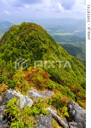 山陰のマッターホルン、烏ヶ山山頂から奥大山休暇村方面を望む（鳥取県）　※作品コメント欄に撮影位置情報 34958741