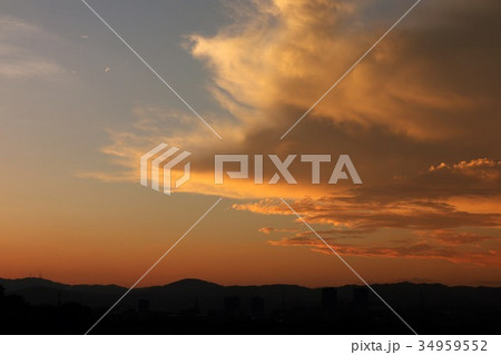 秋の空を染める夕焼け:大阪府大阪市 秋の空を染める夕焼け:大阪府大阪市 34959552
