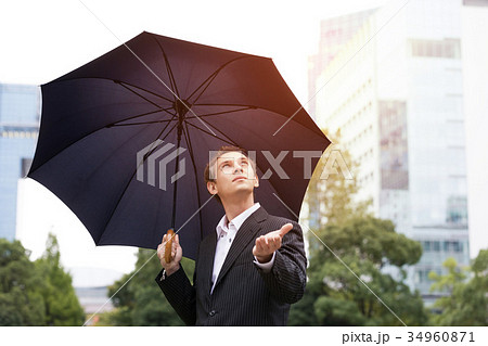 傘をさす外国人男性の写真素材