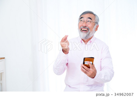スマホを使う男性、おじいちゃん、シニア、ポートレート、男の人、お父さん スマホを使う男性、おじいちゃん、シニア、ポートレート、男の人、お父さん 34962007
