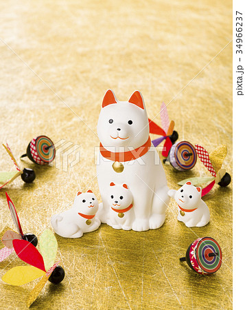 干支 戌の置物(金の和紙背景) 干支 戌の置物(金の和紙背景) 34966237