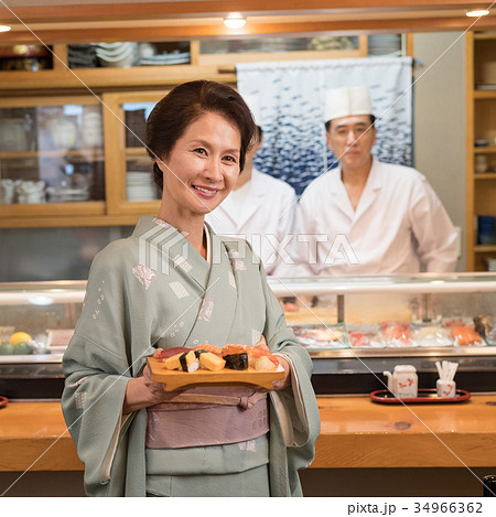 寿司屋 女将さん 料理人 飲食店 イメージの写真素材