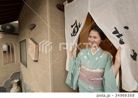 着物 寿司屋 のれん 女将さん 飲食店 イメージの写真素材