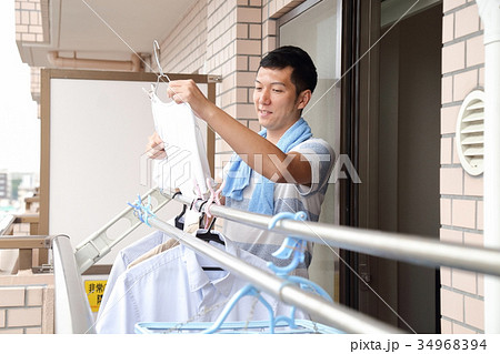 男性 洗濯干し ベランダ 男性 洗濯干し ベランダ 34968394