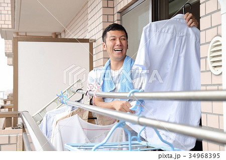 男性　洗濯干し　ベランダ 34968395