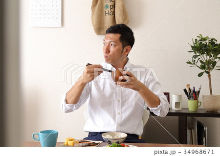 男性　朝食 34968671