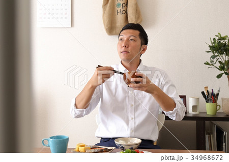 男性　朝食 34968672