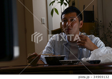 男性　テレビ　食事 34969132
