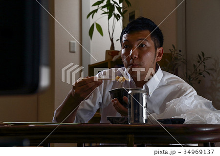 男性　テレビ　食事 34969137