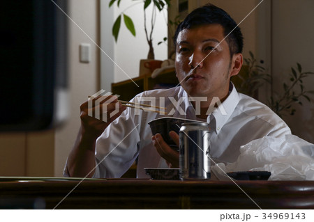 男性 テレビ 食事 男性 テレビ 食事 34969143