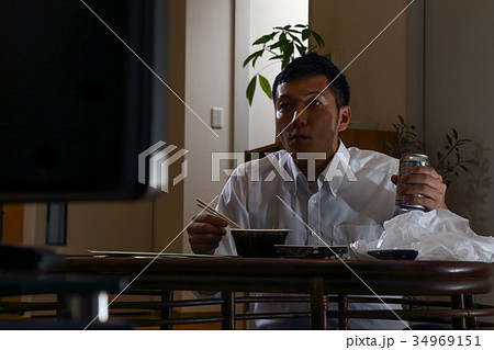 男性 テレビ 食事 男性 テレビ 食事 34969151