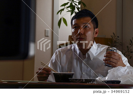 男性 テレビ 食事 男性 テレビ 食事 34969152