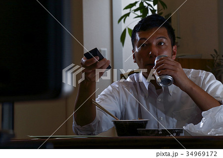 男性 テレビ 食事 男性 テレビ 食事 34969172