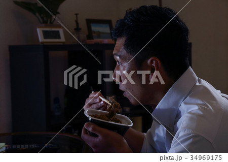 男性　テレビ　食事 34969175