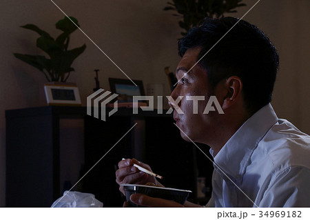 男性　テレビ　食事 34969182