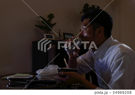 男性　テレビ　食事 34969208