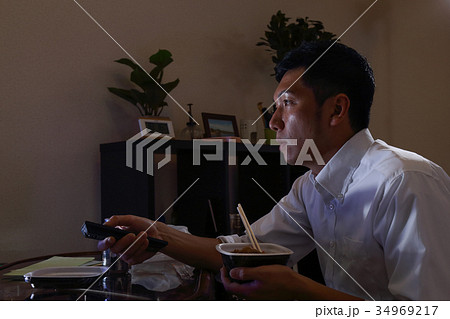 男性　テレビ　食事 34969217